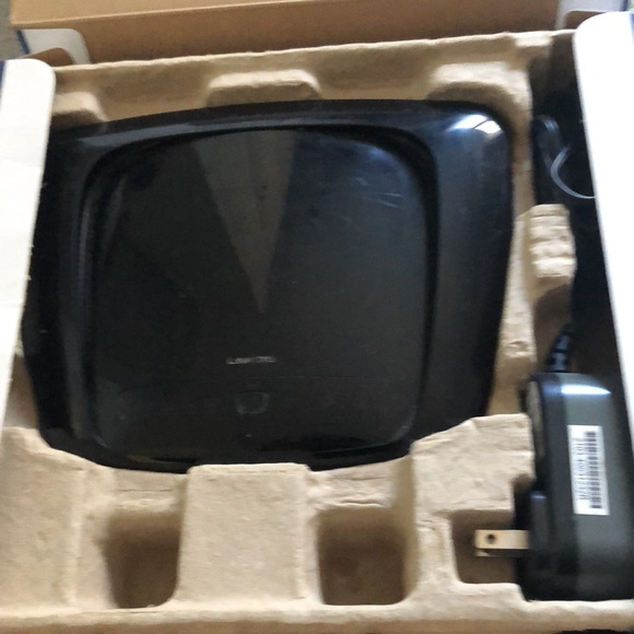 Linksys by Cisco Broadband Router - Picture 2 of 3